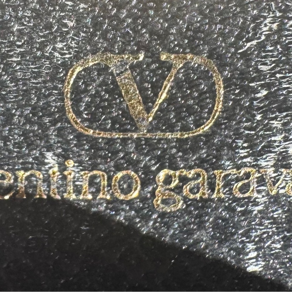 Vintage Valentino Garavani Black Wallet with Gold Accents - Picture 6 of 13